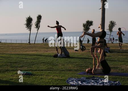 Tel Aviv, Israël. 11 janvier 2021. Les gens font de l'entraînement de rue pendant le troisième confinement national d'Israël pour combattre COVID-19 à tel Aviv, Israël, le 11 janvier 2021. Crédit: Muammar Awad/Xinhua/Alamy Live News Banque D'Images