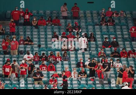 Miami, États-Unis. 11 janvier 2021. Les fans de football de l'université regardent le Crimson Tide d'Alabama jouer aux Ohio State Buckeye pendant la première moitié du championnat national de football de la NCAA 2021 au Hard Rock Stadium à Miami, le lundi 11 janvier 2021. Photo de Hans Deryk/UPI crédit: UPI/Alay Live News Banque D'Images