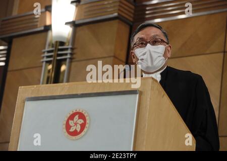 (210112) -- HONG KONG, le 12 janvier 2021 (Xinhua) -- Andrew Cheung Kui-nung, le nouveau juge en chef de la Cour d'appel final de la région administrative spéciale de Hong Kong (HKSAR), assiste à une conférence de presse à Hong Kong, dans le sud de la Chine, le 11 janvier 2021. Le pouvoir judiciaire de Hong Kong doit rester indépendant et impartial et continuer à sauvegarder l'état de droit et ses juges doivent être bien droits et prêts à défendre les droits, a déclaré Cheung lors de la cérémonie d'ouverture de l'année juridique 2021, L'ajout de la magistrature doit être professionnel et efficace et évoluer avec le temps. (Xinhua/Lui Siu Wai) Banque D'Images