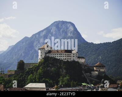 Panorama aérien du château médiéval fortification Fortification Festung Kufstein Forteresse in Ville Tyrol Autriche alpes montagnes en Europe Banque D'Images