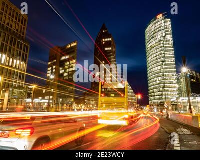 Berlin, Allemagne. 11 janvier 2021. Les véhicules peuvent être vus comme des bandes colorées sur la Potsdamer Platz (longue exposition). Credit: Paul Zinken/dpa/Alay Live News Banque D'Images