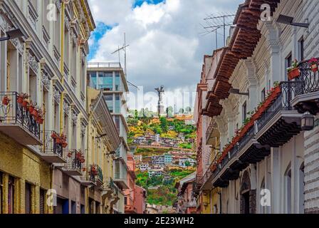 Paysage urbain d'architecture coloniale avec la Vierge Marie apocalyptique sur Panecillo Hill, Quito, Equateur. Banque D'Images