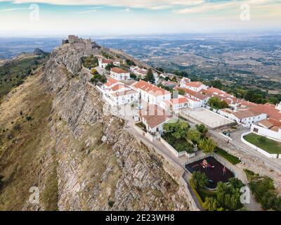 Marvao incroyable avec le château situé en haut de la colline à Alentejo, Portugal Banque D'Images