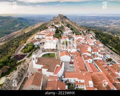 Marvao incroyable avec le château situé en haut de la colline à Alentejo, Portugal Banque D'Images