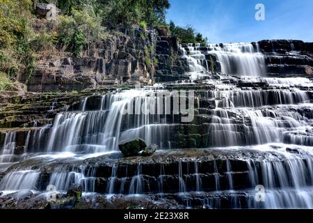 Admirez la superbe chute d'eau dans la forêt tropicale de Pongour, près de Da Lat, Vietnam Banque D'Images