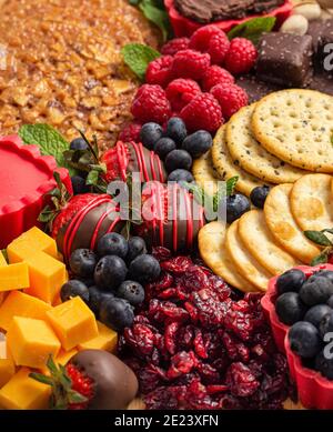 Plateau de charcuterie au fromage et aux fraises enrobées de chocolat Banque D'Images