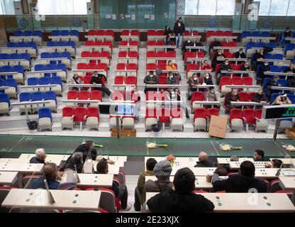 (210112) -- ISTANBUL, 12 janvier 2021 (Xinhua) -- les vendeurs sélectionnent des fleurs dans un centre de vente aux enchères et de commerce de fleurs à Istanbul, Turquie, le 11 janvier 2021. Les représentants du secteur des fleurs de Turquie ont déclaré lundi que l'industrie est en train de devenir un pôle de production et de commercialisation dans l'ère post-pandémique avec des chiffres d'exportation en expansion. La Turquie a réussi à exporter des fleurs d'une valeur de 107 millions de dollars américains vers plus de 80 pays en 2020, malgré les conditions difficiles de la pandémie COVID-19, selon les derniers chiffres sectoriels. POUR ALLER AVEC 'Roundup: Le secteur des fleurs de Turquie yeux devenant le centre de production dedans Banque D'Images