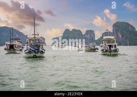 Bateaux de croisière et îles à Halong Bay, Vietnam Banque D'Images