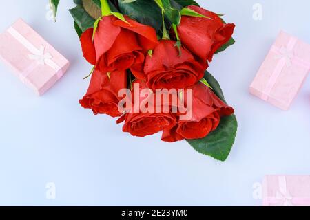 Boîtes-cadeaux avec et belles roses rouges. Concept de la Saint-Valentin... Banque D'Images