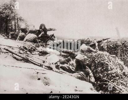 Dans la première, les lignes russes en Lituanie. Les premiers soins sont donnés par une infirmière à un soldat blessé dans une coupe au petit bonheur. 1941 Banque D'Images