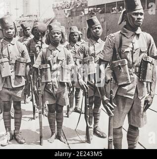 Troupes coloniales belges prennent part à la campagne en Afrique de l'Est et au Moyen-Orient. En arrivant du Congo, nos forces coloniales, commandée par le Lieutenant Banque D'Images