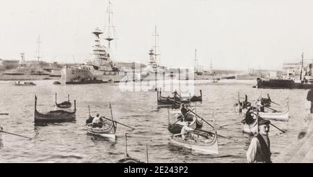 L'Union Jack flotte d'un bout de la Méditerranée à l'autre. Dans le grand port de Malte. La cuirasse de la tête est l'Reine Elizabeth'. Banque D'Images