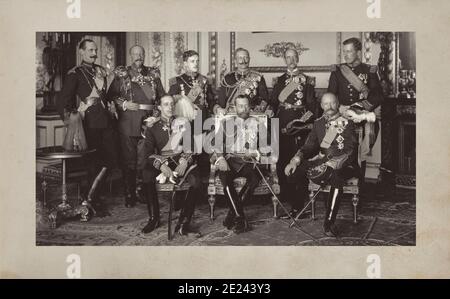 Photo de neuf pays au château de Windsor après les funérailles du roi Édouard VII en 1910. Debout, de gauche à droite : Le roi Haakon VII de Norvège, Ts Banque D'Images
