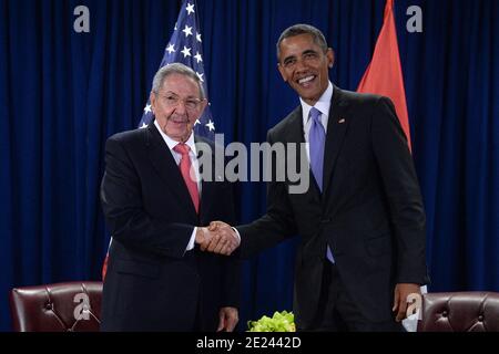 Photo du dossier datée du 29 septembre 2015, le président américain Barack Obama (R) assiste à une réunion bilatérale avec le président Raul Castro (l) de Cuba au siège des Nations Unies, à New York, NY, États-Unis. Donald Trump a reclassifié Cuba comme un « sponsor d'État du terrorisme » dans une décision de dernière minute. Cette étape controversée a été annoncée lundi par le secrétaire d'Etat Mike Pompeo, au début de la dernière semaine complète de Trump au pouvoir, et place Cuba aux côtés de l'Iran, de la Corée du Nord et de la Syrie. Photo par Anthony Behar/Pool/ABACAPRESS.COM Banque D'Images