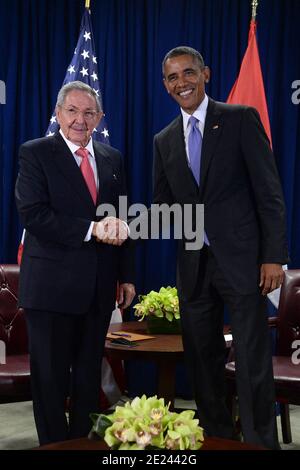 Photo du dossier datée du 29 septembre 2015, le président américain Barack Obama (R) assiste à une réunion bilatérale avec le président Raul Castro (l) de Cuba au siège des Nations Unies, à New York, NY, États-Unis. Donald Trump a reclassifié Cuba comme un « sponsor d'État du terrorisme » dans une décision de dernière minute. Cette étape controversée a été annoncée lundi par le secrétaire d'Etat Mike Pompeo, au début de la dernière semaine complète de Trump au pouvoir, et place Cuba aux côtés de l'Iran, de la Corée du Nord et de la Syrie. Photo par Anthony Behar/Pool/ABACAPRESS.COM Banque D'Images