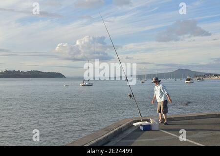 AUCKLAND, NOUVELLE-ZÉLANDE - 01 janvier 2021 : vue sur la pêche aux pêcheurs depuis Bucklands Beach Grangers point Banque D'Images