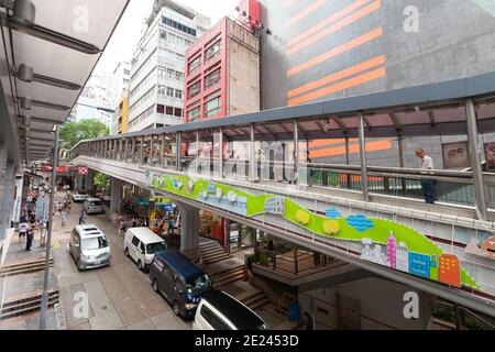 Hong Kong - 15 juillet 2017 : la ville de Hong Kong, les gens ordinaires et les voitures sont dans la rue Banque D'Images