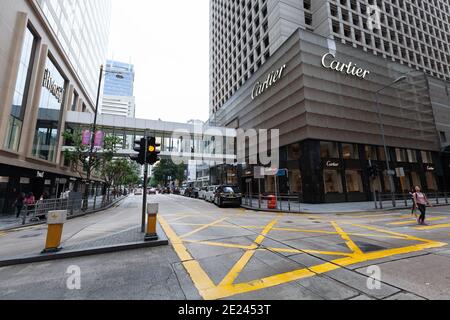 Hong Kong - 15 juillet 2017 : vue sur la rue du centre-ville de Hong Kong, les gens ordinaires marchent dans la rue près de la boutique Cartier Banque D'Images