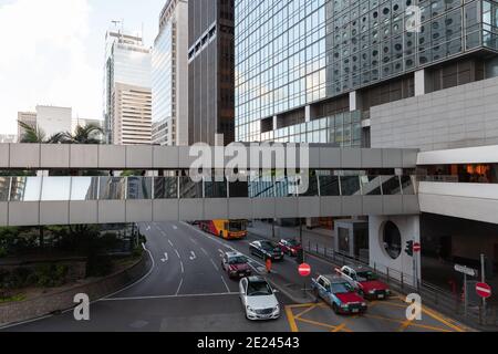 Hong Kong - 11 juillet 2017 : vue sur la rue de la ville de Hong Kong, les gens ordinaires et les voitures sont dans la rue Banque D'Images