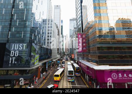 Hong Kong - 15 juillet 2017 : vue sur la rue de Hong Kong, les gens ordinaires, les voitures et les bus sont dans la rue Banque D'Images