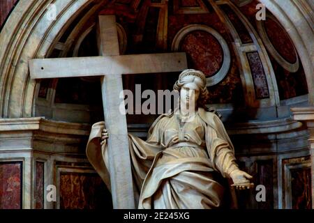 Gros plan de la statue de Sainte-Hélène à côté d'une croix à la basilique Saint-Pierre dans la Cité du Vatican Banque D'Images