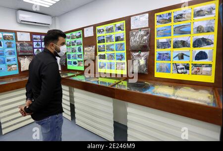 (210112) -- TRIPOLI, le 12 janvier 2021 (Xinhua) -- UN homme regarde des photos et des objets appartenant à des corps non identifiés dans une exposition qui s'est tenue à Tripoli, en Libye, le 11 janvier 2021. Les autorités libyennes ont récupéré quatre corps non identifiés dans une fosse commune récemment découverte dans la ville de Tarhuna, a déclaré à Xinhua Abdulaziz Ja'ven, porte-parole de l'Autorité générale pour la recherche et l'identification. Tarhuna, située à environ 90 km au sud de la capitale Tripoli, était autrefois le principal centre d'opération militaire de l'armée, basée à l'est, pendant la guerre contre le gouvernement soutenu par l'ONU à Tripoli et autour. Depuis la mendier Banque D'Images