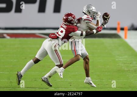 11 janvier 2021: Alabama Crimson Tide défensive back DEMARCCO HELLAMS (29) casse un jeu contre l'Ohio State Buckees Wide Receiver CHRIS OLAVE (2) pendant le championnat national de football Playoff College au Hard Rock Stadium à Miami Gardens, Floride. Crédit : Cory Knowlton/ZUMA Wire/Alay Live News Banque D'Images