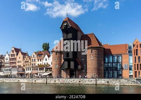 Gdansk, Pologne - 9 septembre 2020 : la plus grande grue portuaire médiévale d'Europe et les bâtiments historiques de la Dlugie Pobrzeze au-dessus de la rivière Motlawa à Gdans Banque D'Images