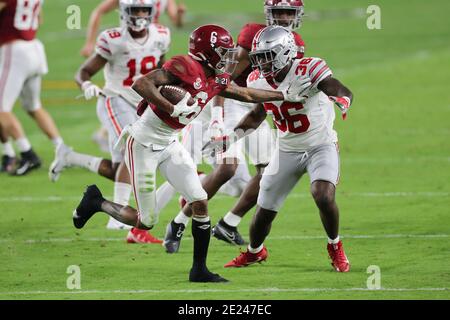 11 janvier 2021 : le grand récepteur Alabama Crimson Tide DEVONTA SMITH (6) dirige le ballon pendant le championnat national College football Playoff au Hard Rock Stadium de Miami Gardens, Floride. Crédit : Cory Knowlton/ZUMA Wire/Alay Live News Banque D'Images