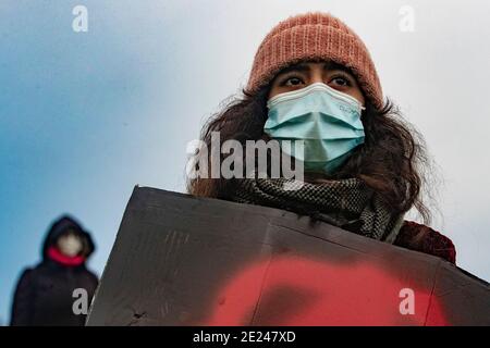 AMSTERDAM, PAYS-BAS - JANVIER 10 : un manifestant est vu lors d'une manifestation anti-fascisme dans le Westerpark le 10 janvier 2021 à Amsterdam, pays-Bas Banque D'Images