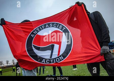 AMSTERDAM, PAYS-BAS - JANVIER 10 : un manifestant est vu lors d'une manifestation anti-fascisme dans le Westerpark le 10 janvier 2021 à Amsterdam, pays-Bas Banque D'Images