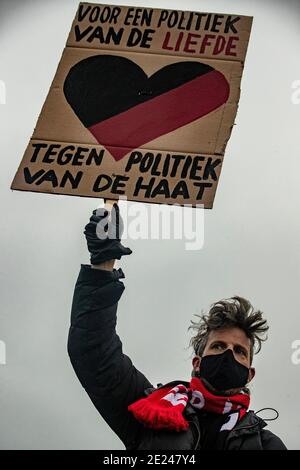 AMSTERDAM, PAYS-BAS - JANVIER 10 : un manifestant est vu lors d'une manifestation anti-fascisme dans le Westerpark le 10 janvier 2021 à Amsterdam, pays-Bas Banque D'Images