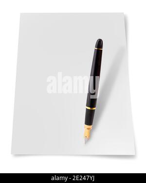 Feuille blanche avec stylo plume isolée sur fond blanc Banque D'Images