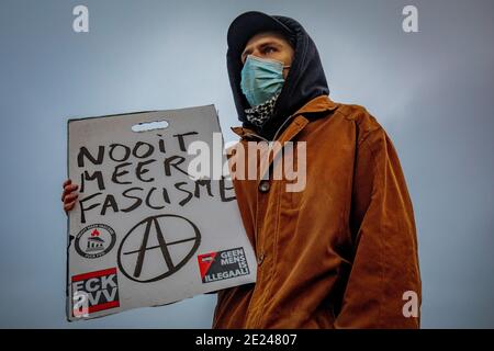 AMSTERDAM, PAYS-BAS - JANVIER 10 : un manifestant est vu lors d'une manifestation anti-fascisme dans le Westerpark le 10 janvier 2021 à Amsterdam, pays-Bas Banque D'Images