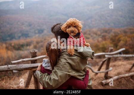 Couple qui s'embrasse et regarde la vue à couper le souffle. Sur les épaules de l'homme. Dos tournés. Heure d'automne. Banque D'Images