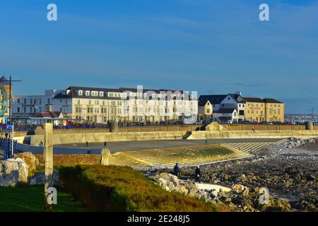La vue sur Town Beach, Porthcawl à marée basse en hiver. La Town Beach a maintenant été entièrement rénovée. Banque D'Images