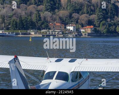 Hydravion pour les excursions amarrées sur le lac de Côme prêt à prendre la Lombardie, lacs italiens, Italie. Banque D'Images