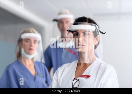 Médecin portant un équipement de protection individuelle à l'hôpital Banque D'Images