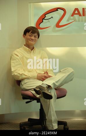 Jack Ma, co-fondateur du Groupe Alibaba, pose devant le logo Alibaba lorsque Alibaba ouvre un bureau à Beijing, en Chine, en 2000. Banque D'Images