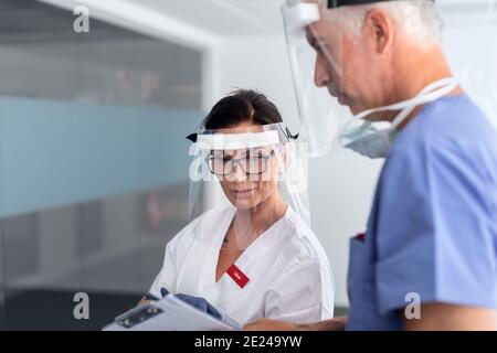 Les médecins portant des équipements de protection individuelle à l'hôpital Banque D'Images