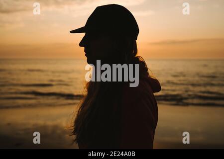 Silhouette de femme, mer sur fond Banque D'Images
