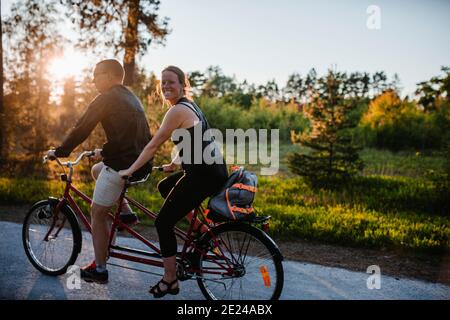 Couple riding tandem Banque D'Images