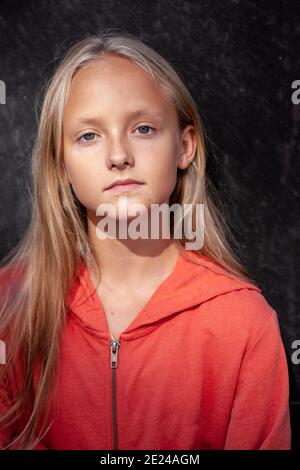 Portrait of girl looking at camera Banque D'Images