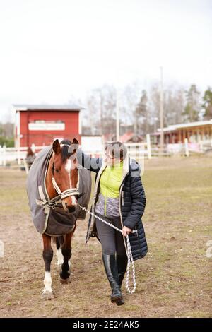 Femme se réveillant avec un cheval Banque D'Images