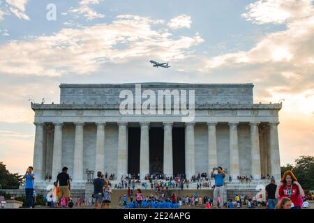 Un groupe de personnes marchant devant le Lincoln Memorial Banque D'Images