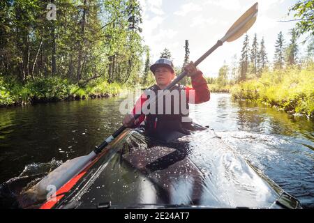Femme du kayak sur la rivière Banque D'Images