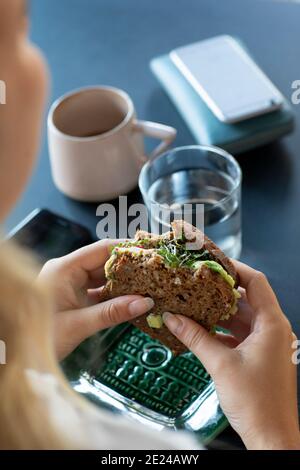 Les femmes tiennent le sandwich Banque D'Images