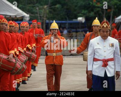 La cérémonie royale de labourage est un ancien rituel de Brahman qui se tient chaque année à Bangkok à Sanam Luang, en face du Grand Palais. L'événement est exécuté pour obtenir un démarrage propice à la saison de croissance du riz. Le champ de Sanam Luang est semé de graines bénies par le roi. Les agriculteurs collectent ensuite les graines pour les replanter dans leurs propres champs. Cette cérémonie se tient également au Cambodge et au Sri Lanka. Banque D'Images