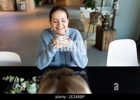 Woman drinking coffee in cafe Banque D'Images