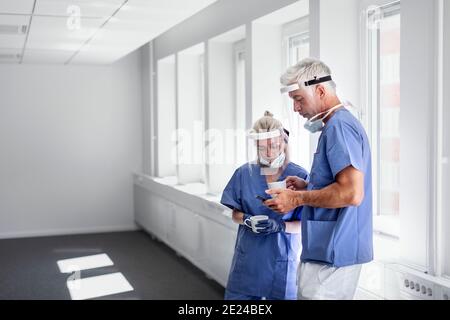 Médecins portant un équipement de protection individuelle Banque D'Images